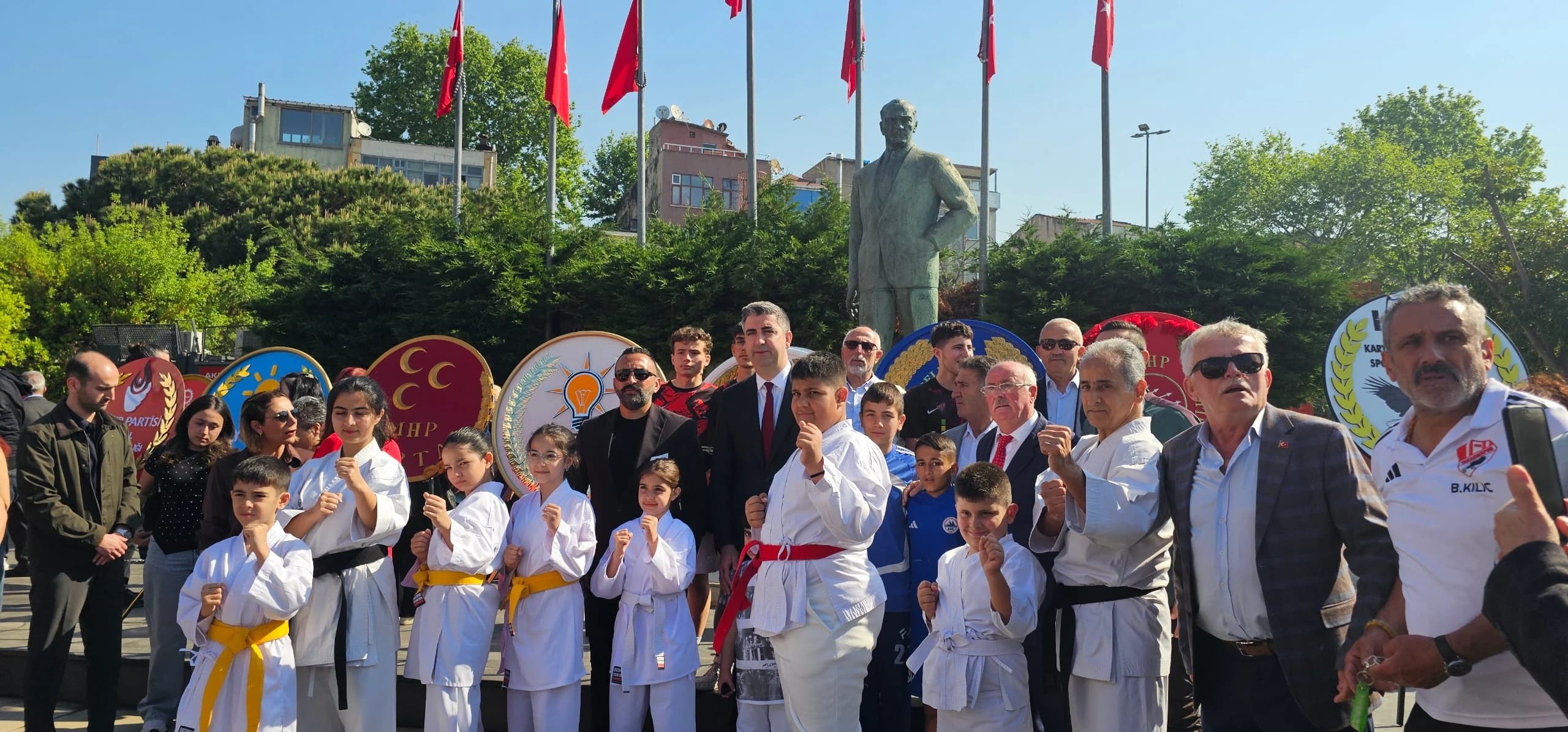 Kartal Karate Akademisi cocuk takimi, Kartal, Istanbul'daki resmi torende kulubu temsil ederken